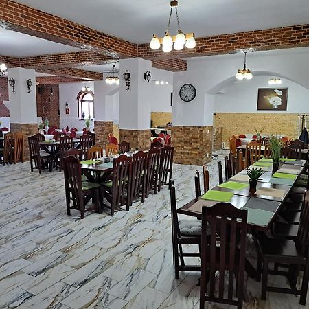 Royal Castle Hotel Pascani Buitenkant foto