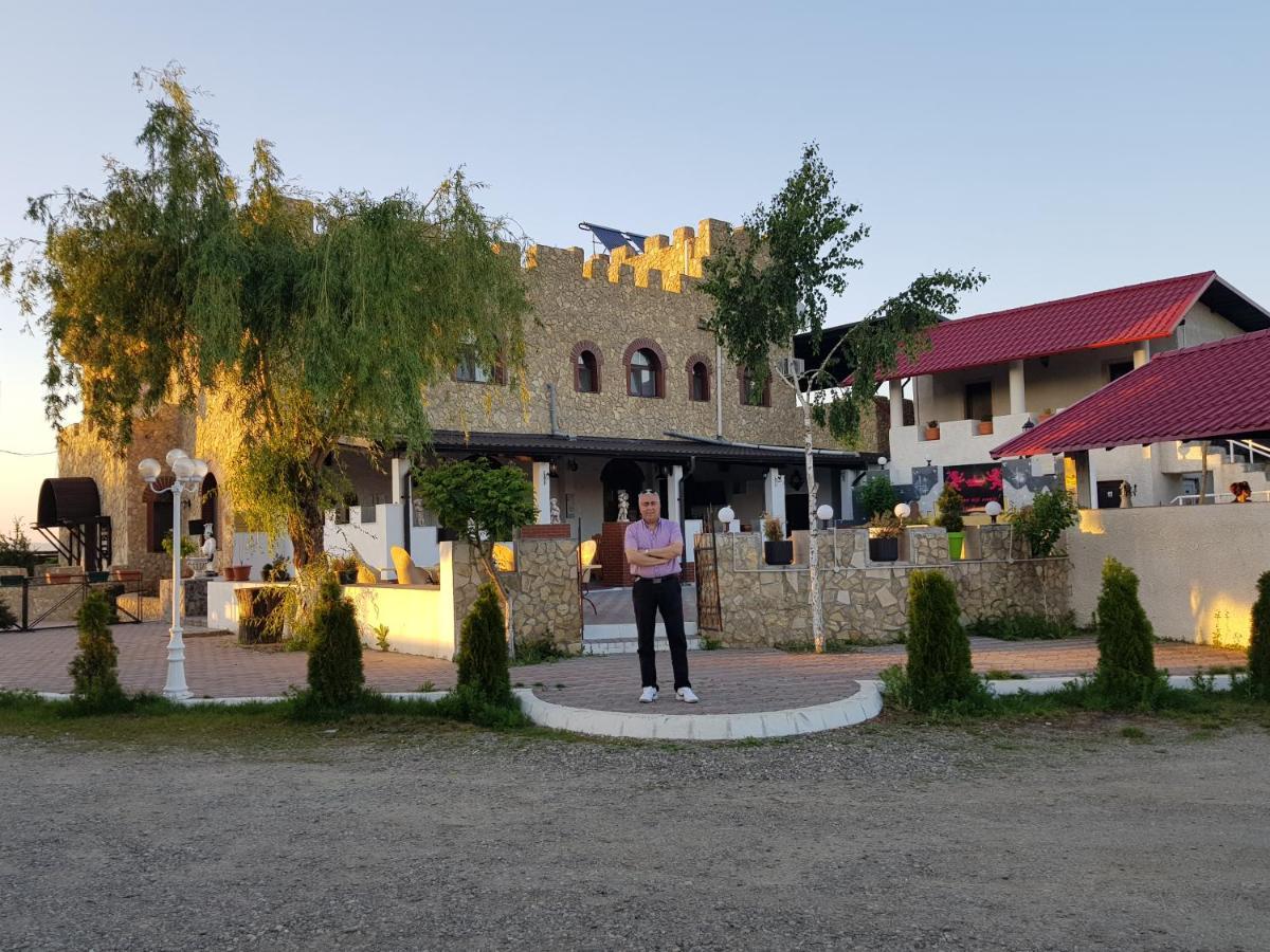 Royal Castle Hotel Pascani Buitenkant foto