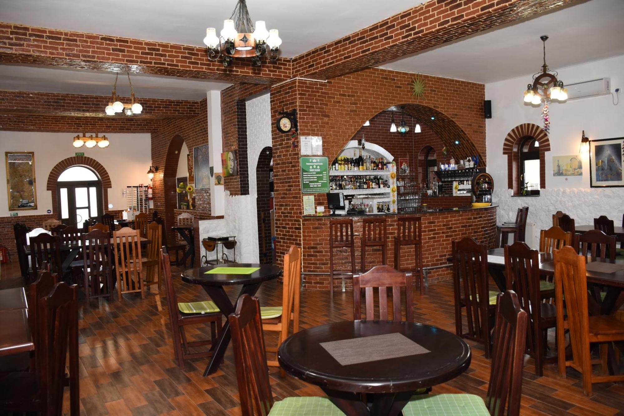 Royal Castle Hotel Pascani Buitenkant foto