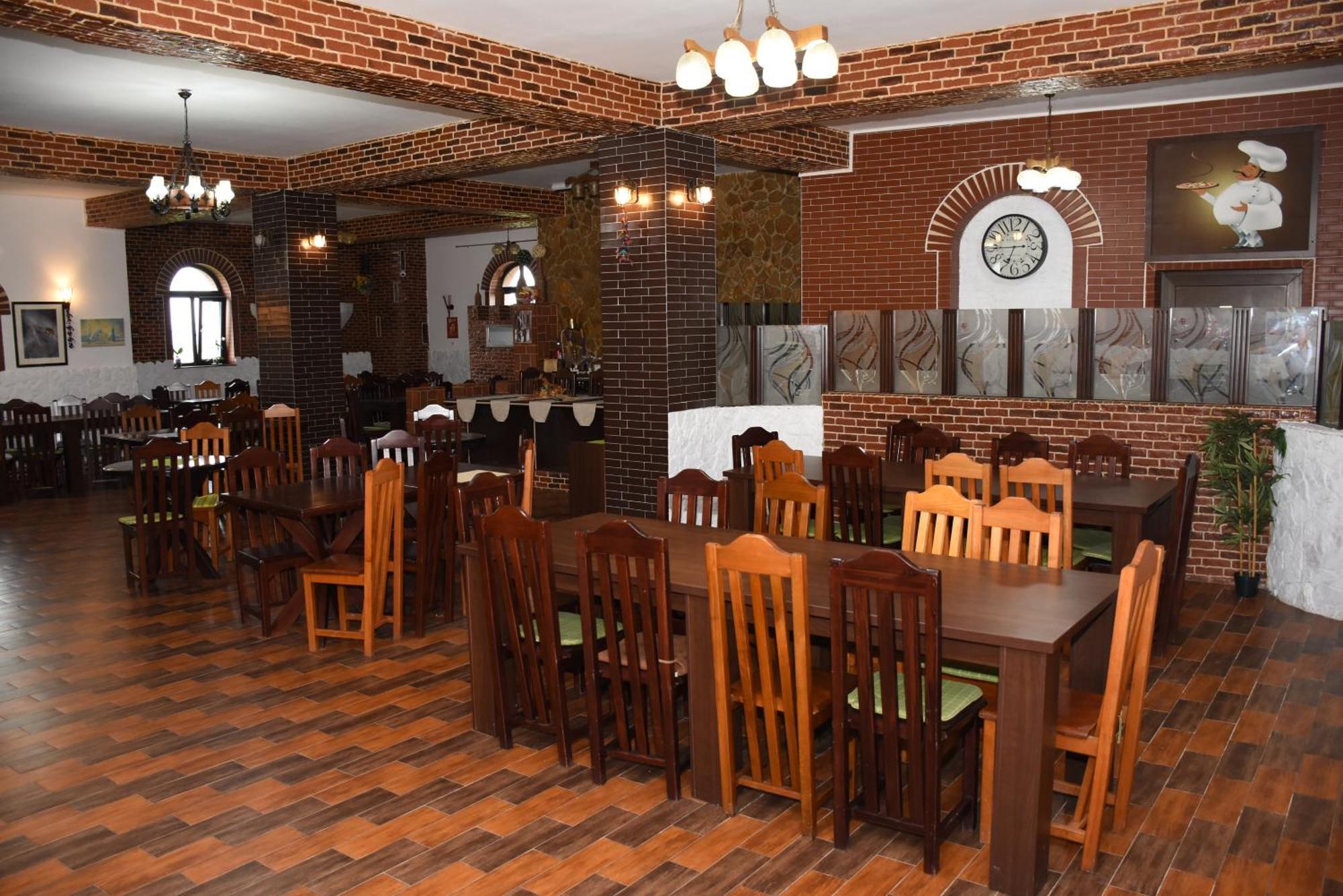 Royal Castle Hotel Pascani Buitenkant foto