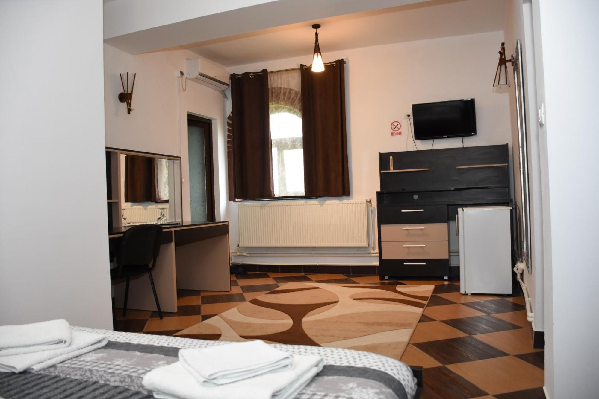Royal Castle Hotel Pascani Buitenkant foto