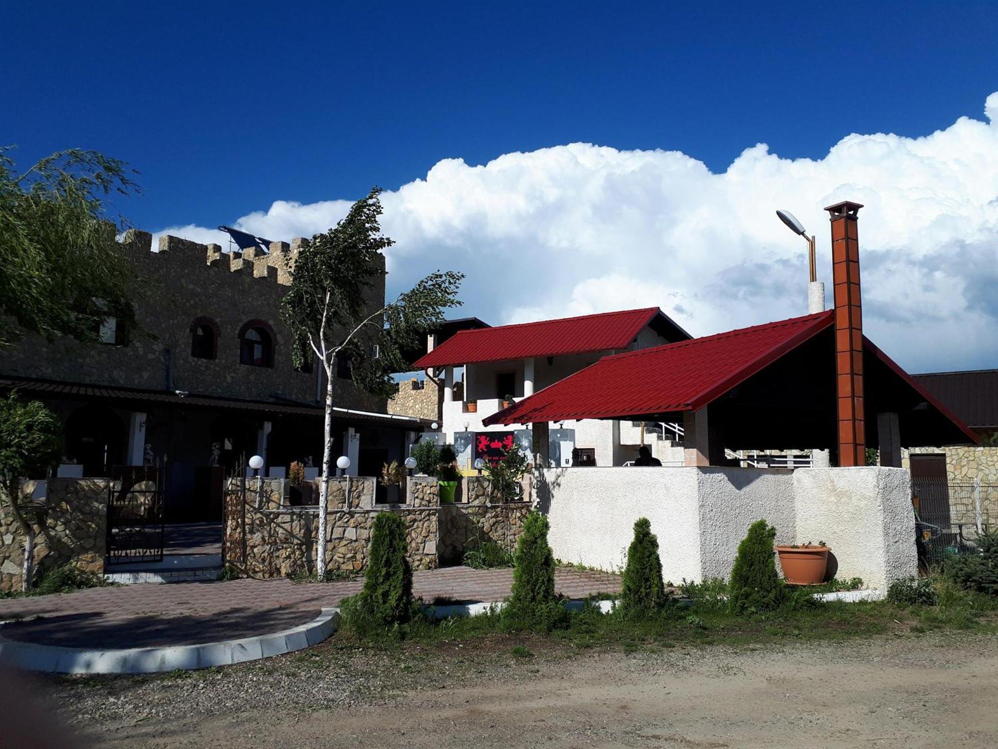 Royal Castle Hotel Pascani Buitenkant foto